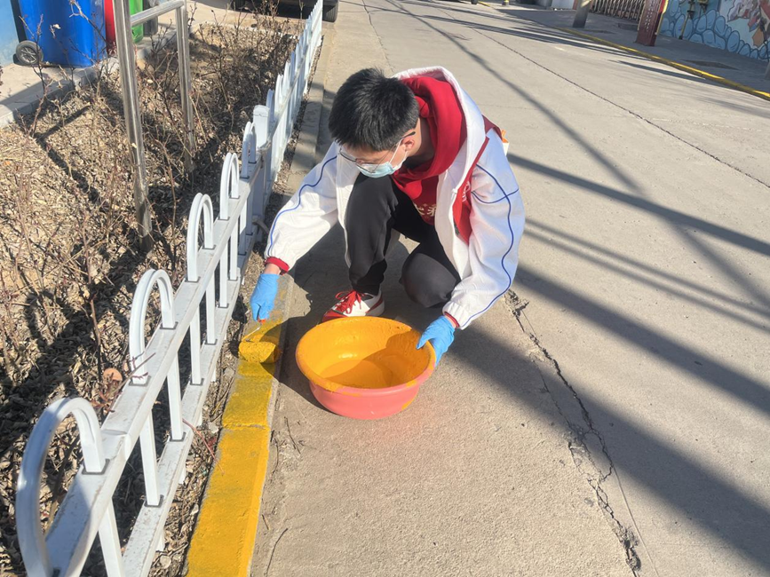 唐山市丰南区物资村社区志愿者在党建广场涂刷路线。 毕帅摄