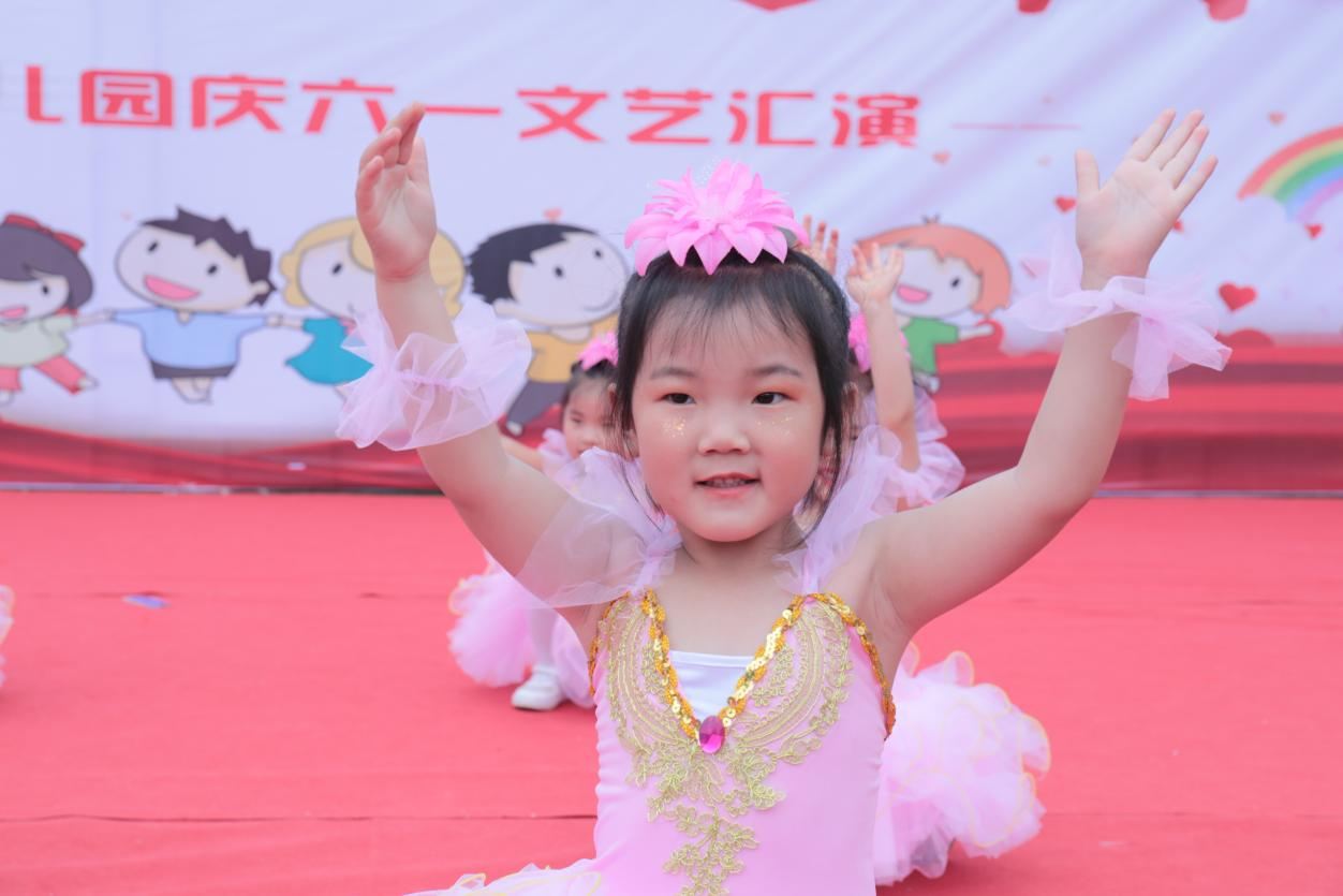 在邯郸市大名县第五幼儿园的操场上，孩子们在表演节目。谷聪聪摄