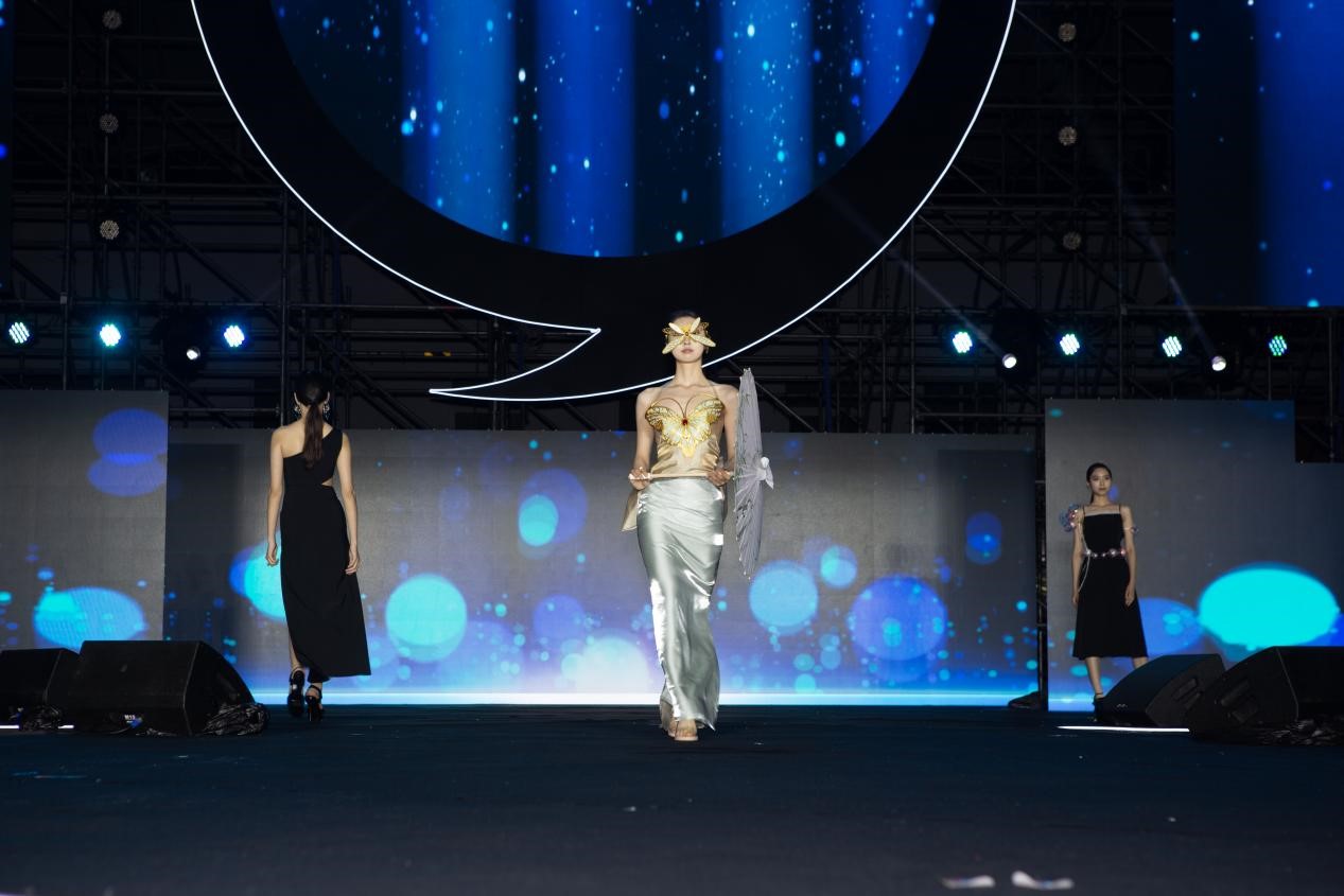 第十二届国际大学生时尚设计盛典颁奖典礼T台秀现场。 李辉摄