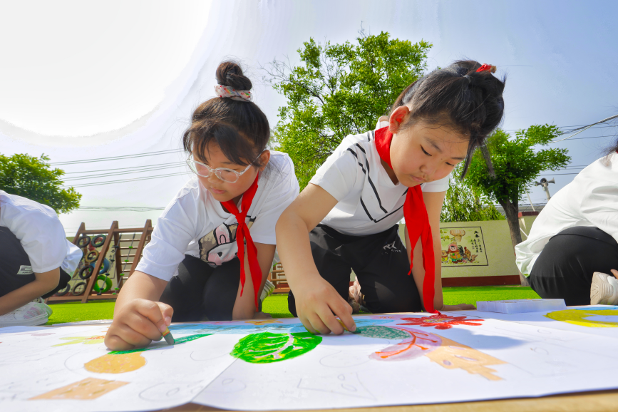 唐山市丰南区唐坊镇张山庄小学学生正在手绘环保长卷。 毕帅摄