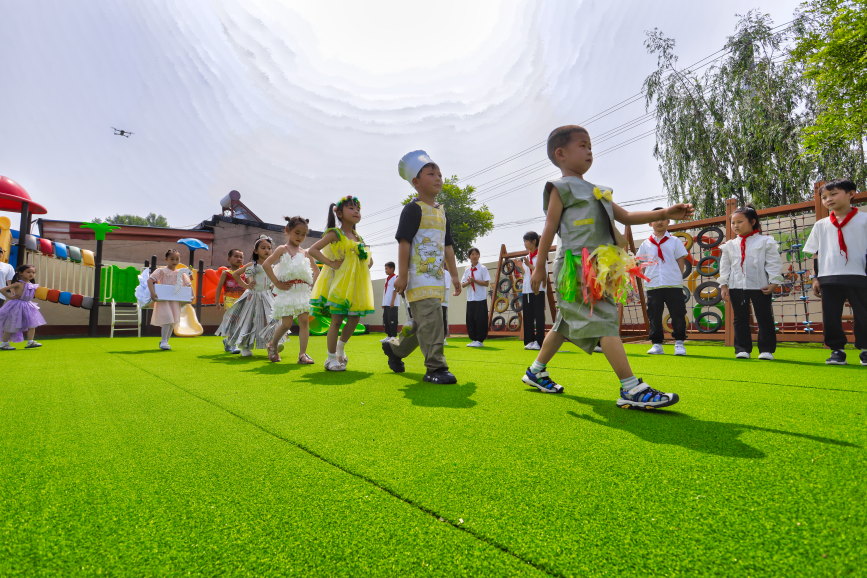 唐山市丰南区唐坊镇张山庄小学学生正在表演《环保时装秀》。 毕帅摄
