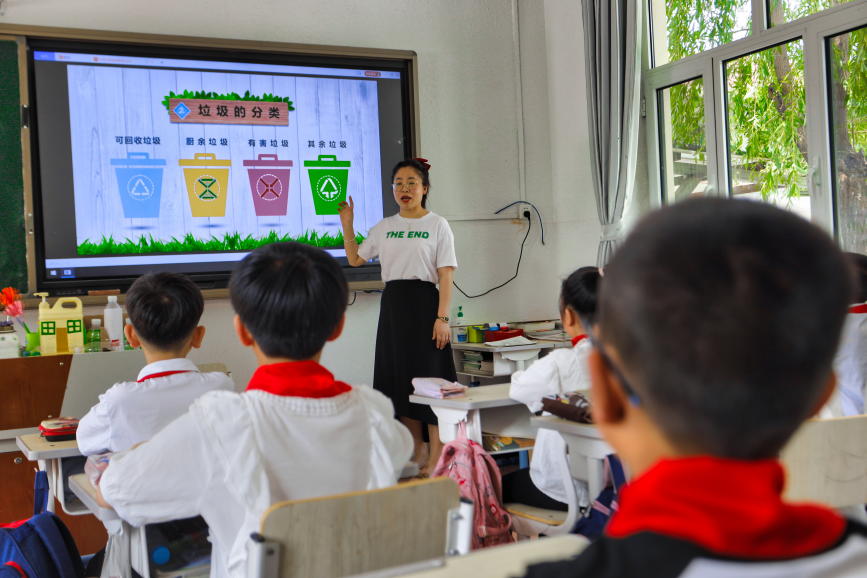 唐山市丰南区唐坊镇张山庄小学教师正在讲解垃圾分类知识。 毕帅摄