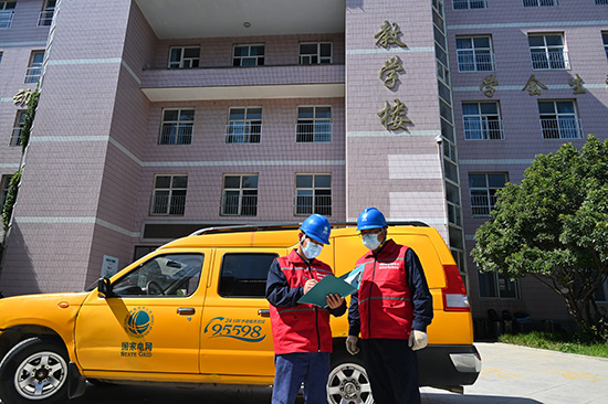 6月5日，国网深泽县供电公司员工到深泽中学高考考点，开展用电设备检查，确保高考期间供电安全可靠。张建峰摄