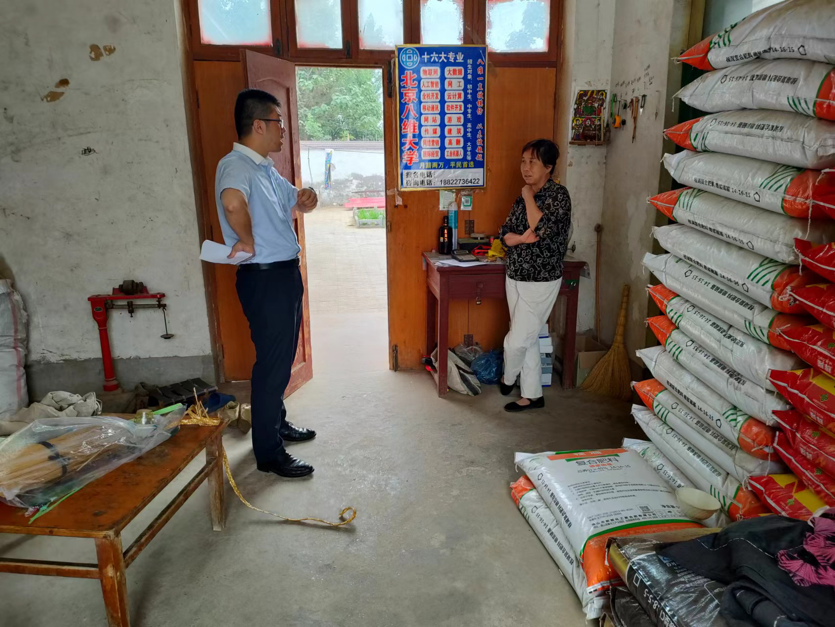 河北银行工作人员在农资店介绍金融产品。 李婷摄