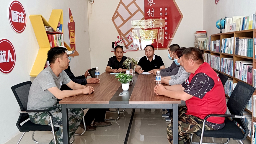 在河北唐县葛公村农家书屋,志愿者为群众宣讲党的政策。 邵强摄