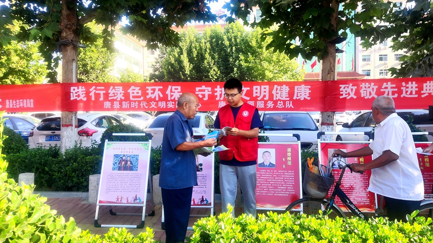志愿者在广场开展宣传活动，向过往群众耐心讲解。 邵强摄