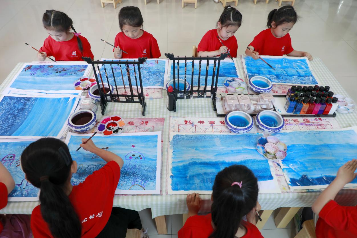 河北省唐山市豐南區黑沿子中心幼兒園的孩子們在制作海洋主題手工作品。 陳軍攝