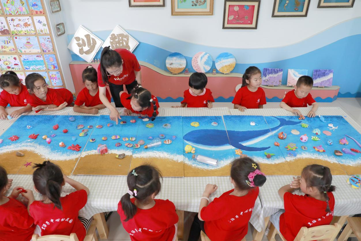 河北省唐山市豐南區黑沿子中心幼兒園的孩子們在制作海洋主題手工作品。 陳軍攝