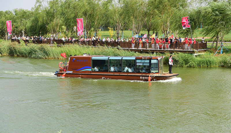 游客乘船在京杭大运河沧州城区段水面上游览观光。 傅新春摄