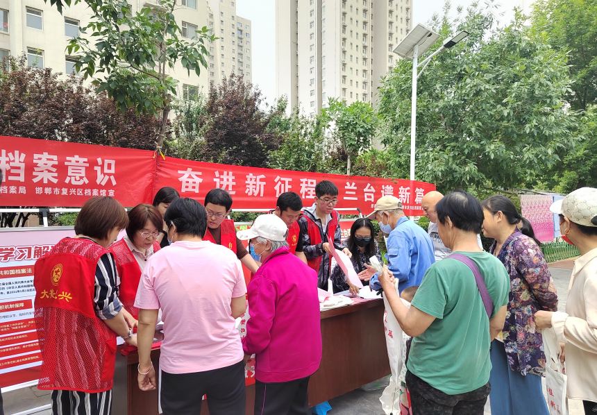 邯郸市复兴区档案馆工作人员向群众发放档案宣传资料。 复兴区档案馆供图
