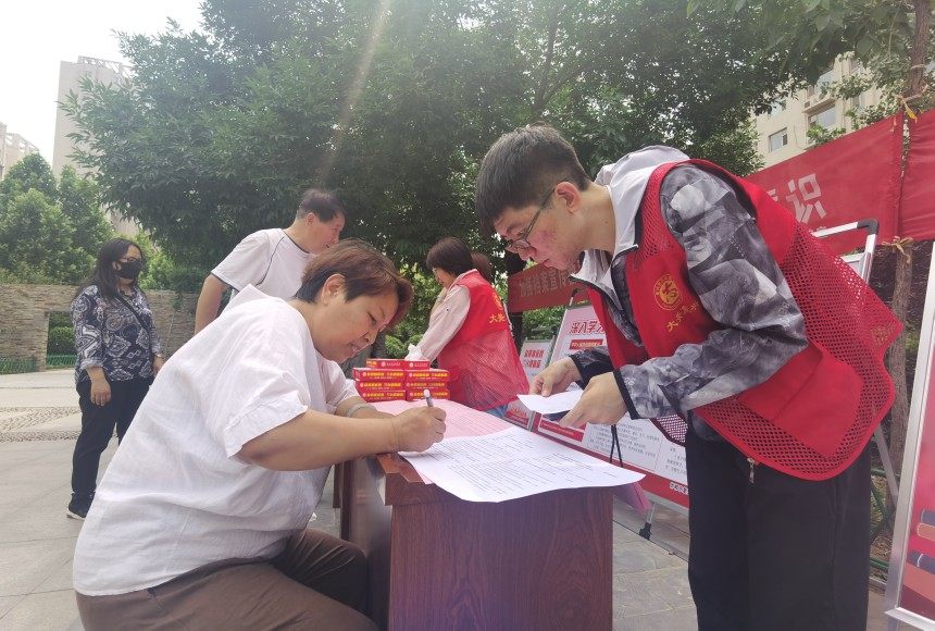 邯郸市复兴区百家乐园社区居民参加档案知识答题活动。 复兴区档案馆供图