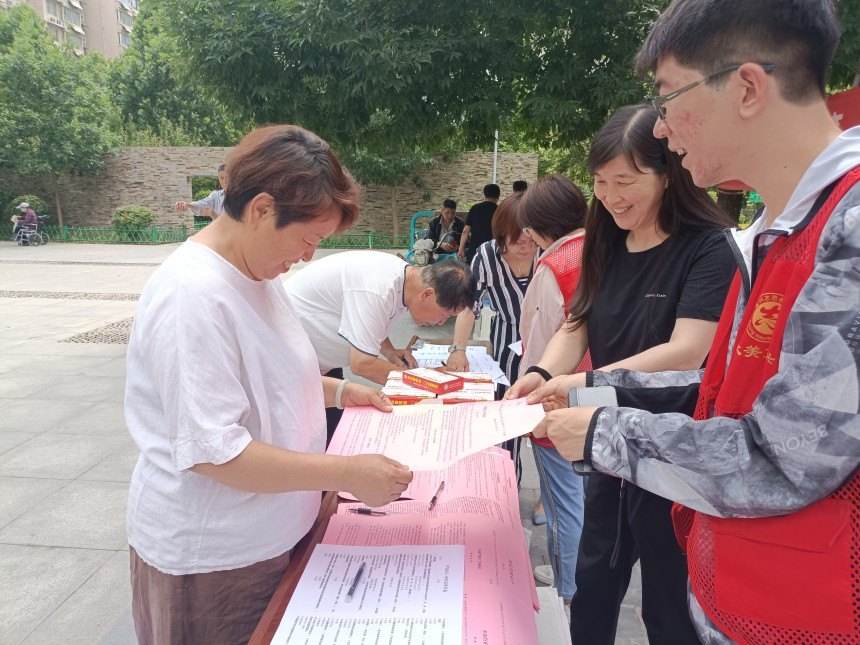 邯鄲市復興區檔案館工作人員向群眾講解檔案法。 復興區檔案館供圖