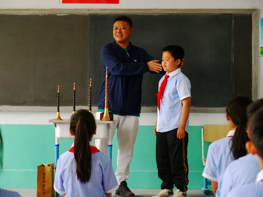 唐山市级非遗项目唢呐制作技艺代表性传承人李晓盼正在教学生吹唢呐换气技巧。 崔光摄
