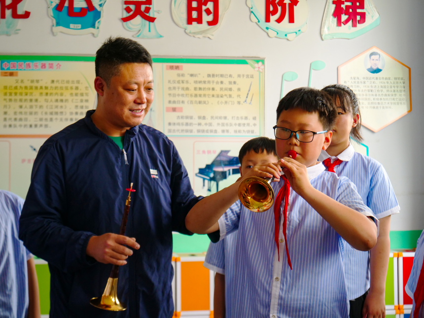 唐山市级非遗项目唢呐制作技艺代表性传承人李晓盼正在教学生吹奏唢呐。 崔光摄