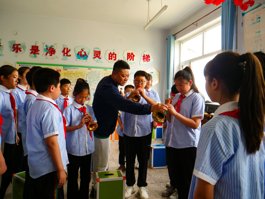 唐山市级非遗项目唢呐制作技艺代表性传承人李晓盼正在教学生吹奏唢呐。 崔光摄