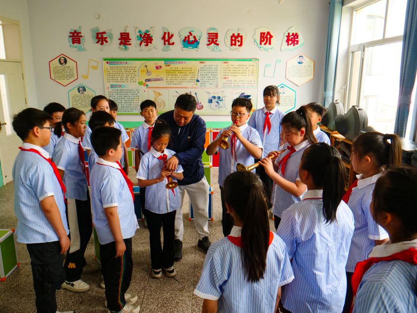 唐山市级非遗项目唢呐制作技艺代表性传承人李晓盼正在教学生吹奏唢呐。 崔光摄