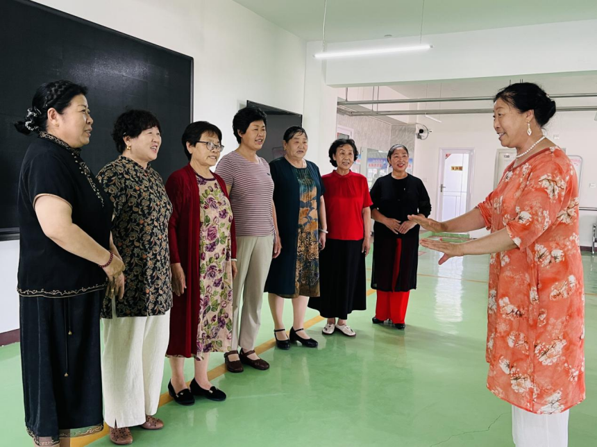 老人们正在社区日间照料服务中心活动室内排练节目。 李金璐摄