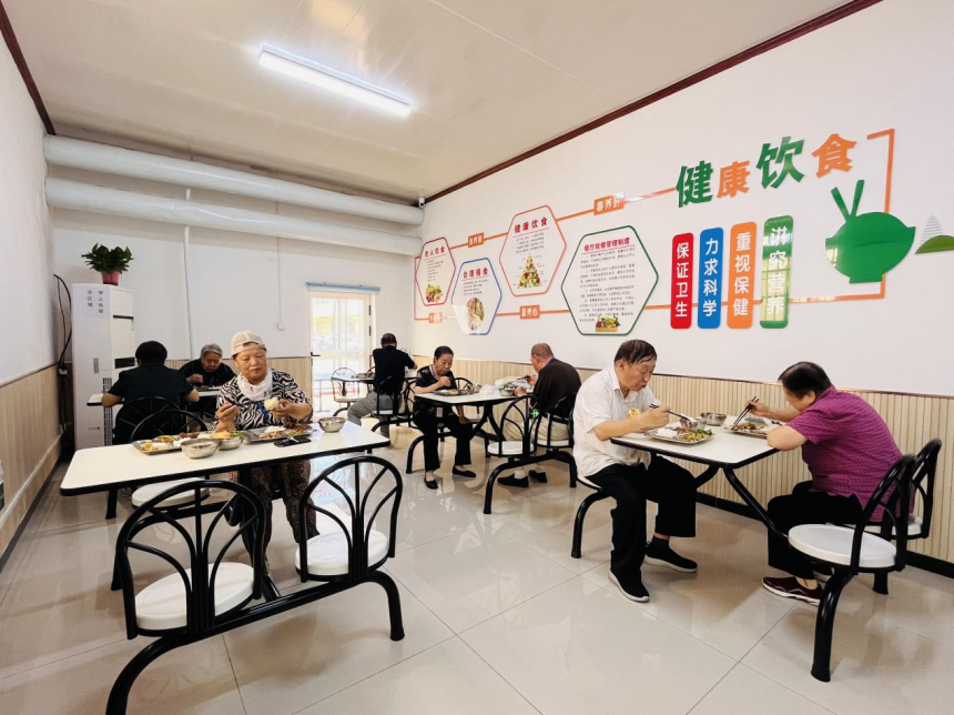 老人们正在社区日间照料服务中心食堂内用餐。 李金璐摄