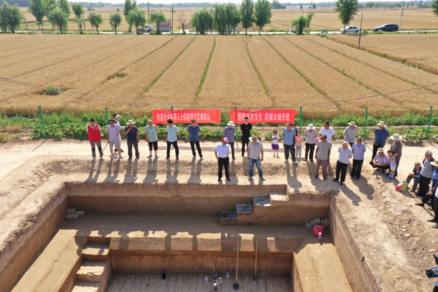 在大名府故城遺址考古發掘現場，工作人員正在向講解大名府故城遺址概況。 大名縣委宣傳部供圖