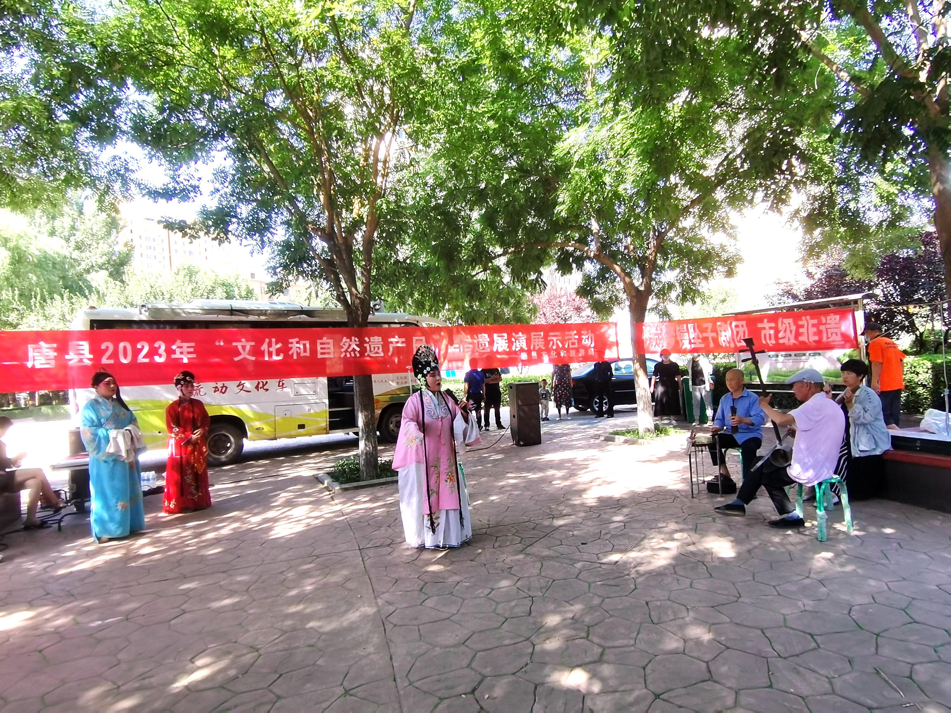 非遗项目代表表演北方坠子戏,展示非遗文化魅力。 唐县融媒体中心供图