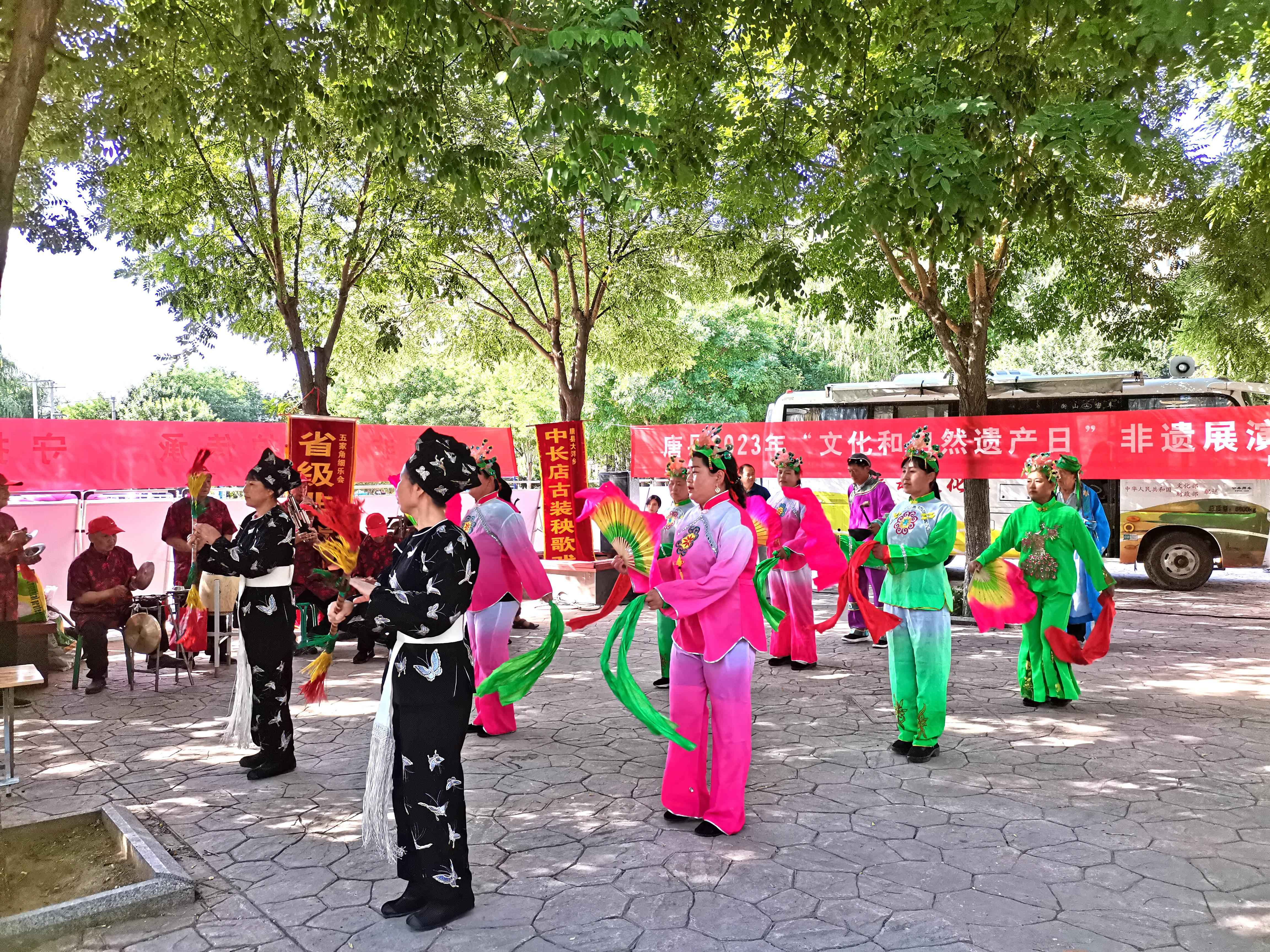 活动现场，参加非遗项目的五家角村代表为群众表演细乐会节目。 唐县融媒体中心供图