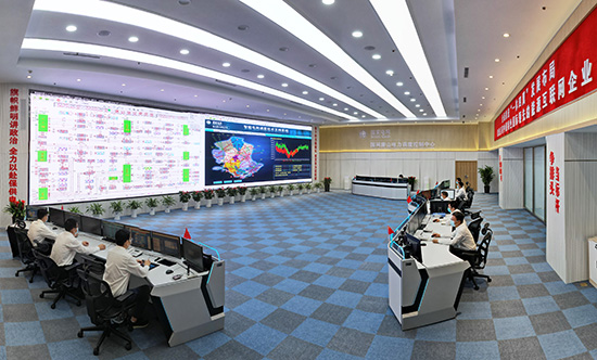 国网唐山供电公司调控中心值班人员在监控电网运行和负荷变化情况。 邓永摄