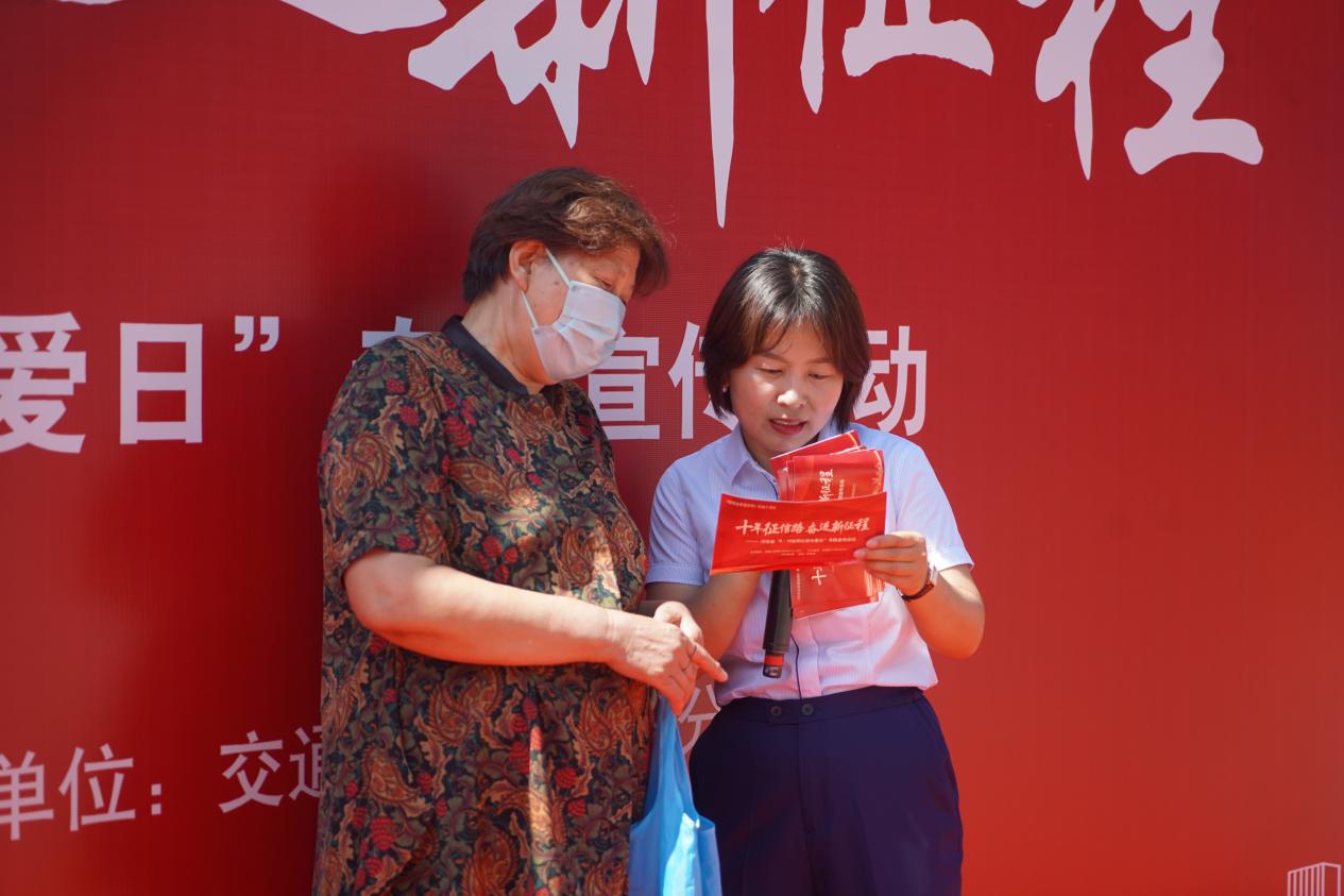 工作人员向群众发放宣传折页，现场讲解。 交行河北省分行供图