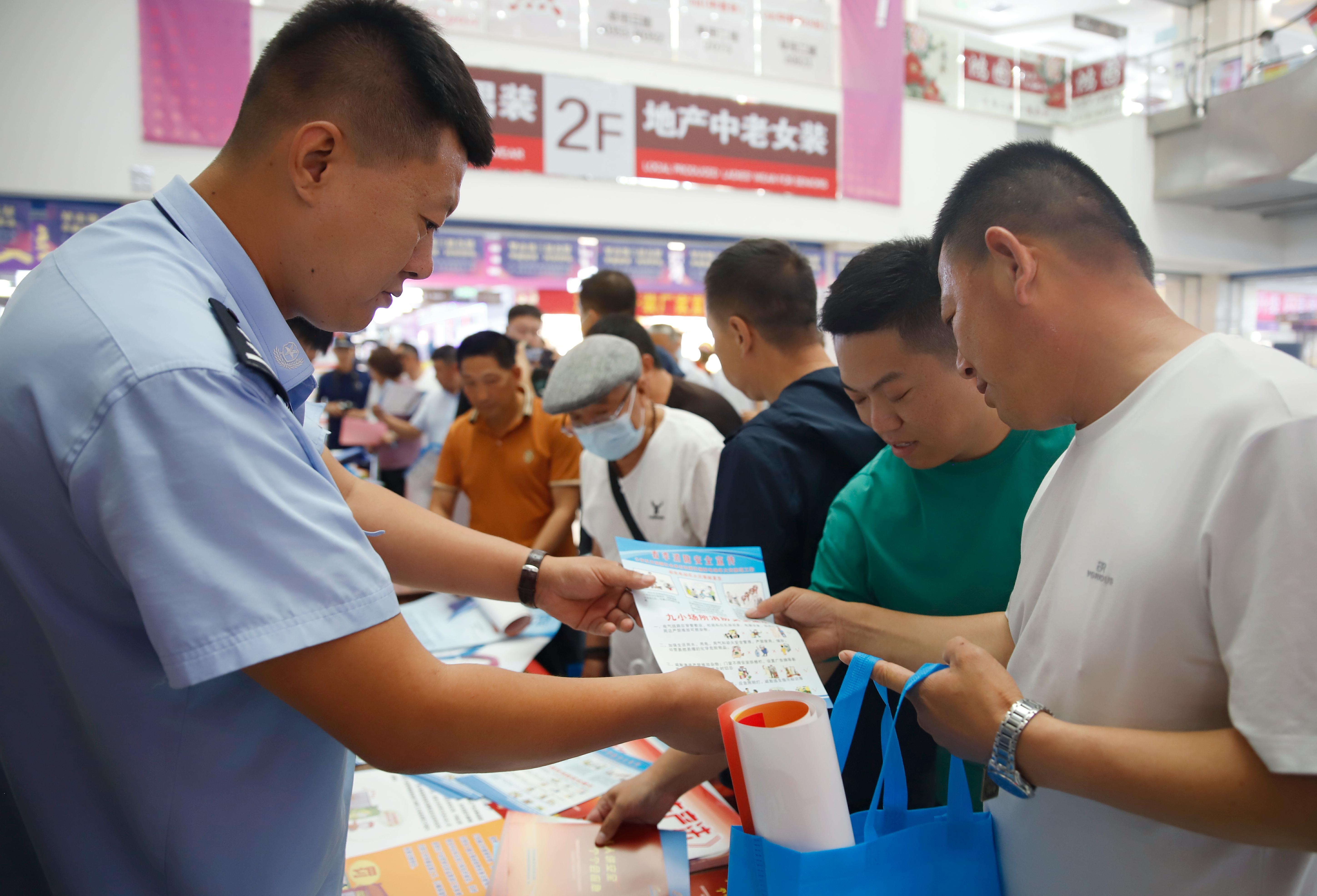 向群众发放安全生产手册。 乔春恒摄