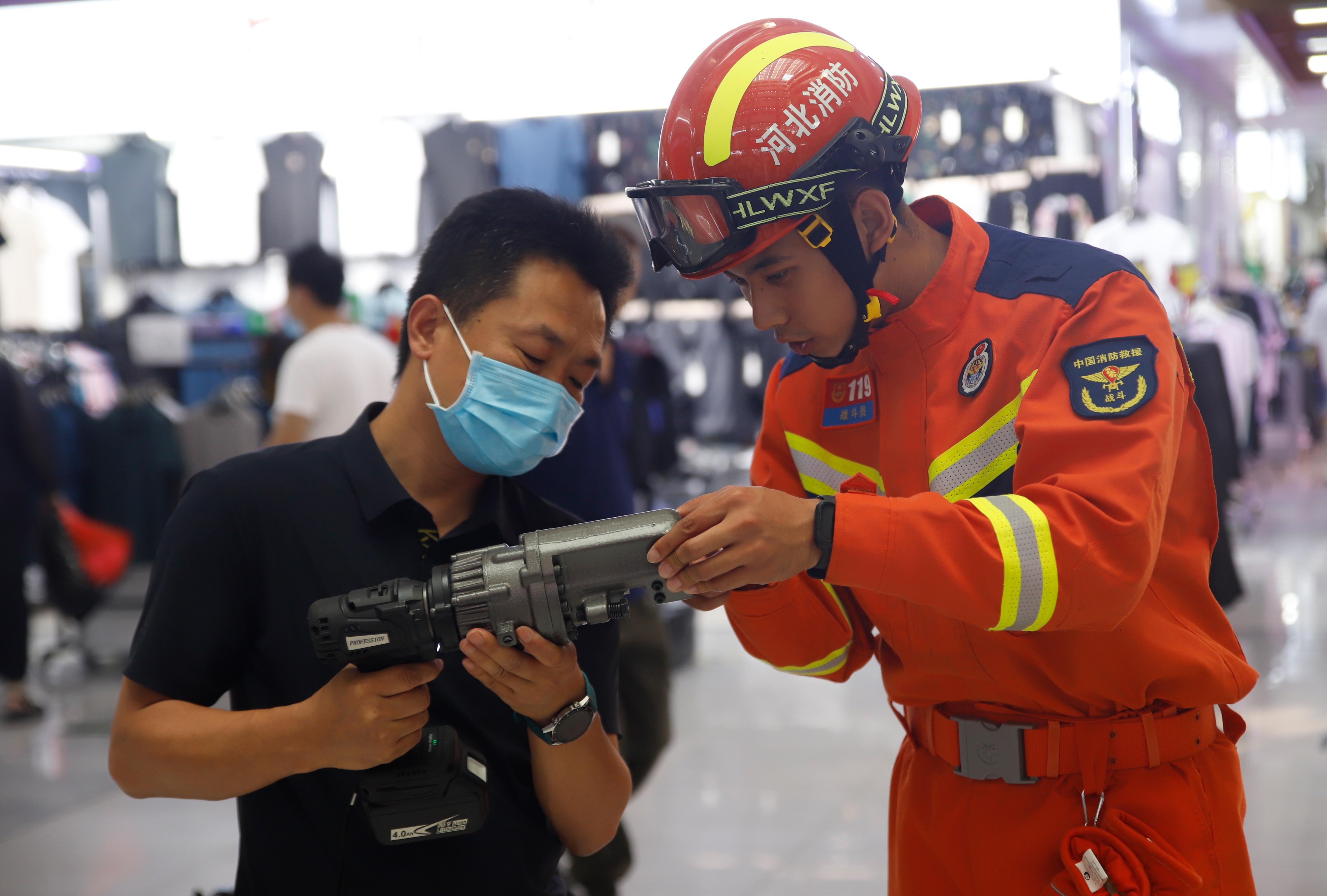 群众零距离体验消防器械。 乔春恒摄
