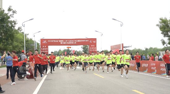 百團紅色驛傳接力跑。 李琦攝