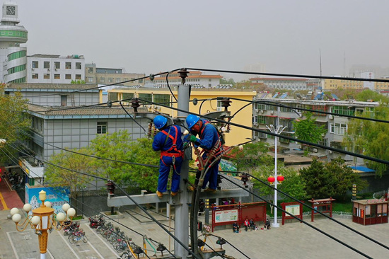 國網正定縣供電公司工作人員對10千伏862北關線進行線路升級改造。 王璞詩攝