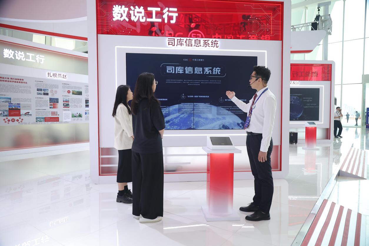 工作人员介绍司库信息系统。
王冠翔摄