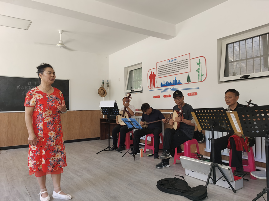 京剧社“票友”在排练中。 刘柯旋摄