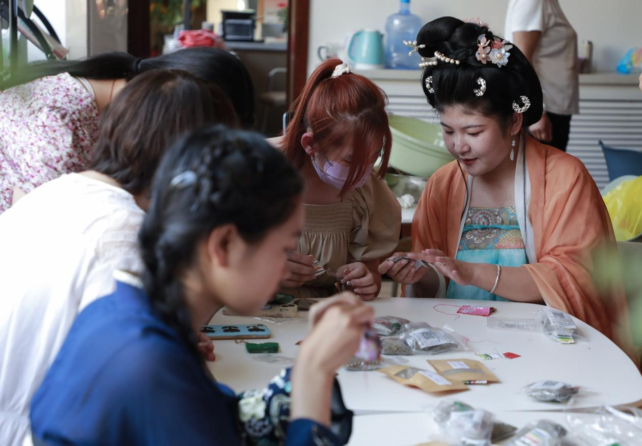 唐山市丰南区新兴社区居民正在制作香囊。 陈军摄