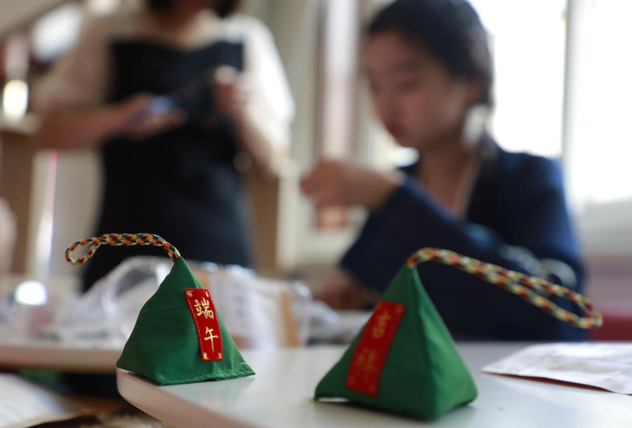 唐山市丰南区新兴社区居民制作的香囊。 陈军摄