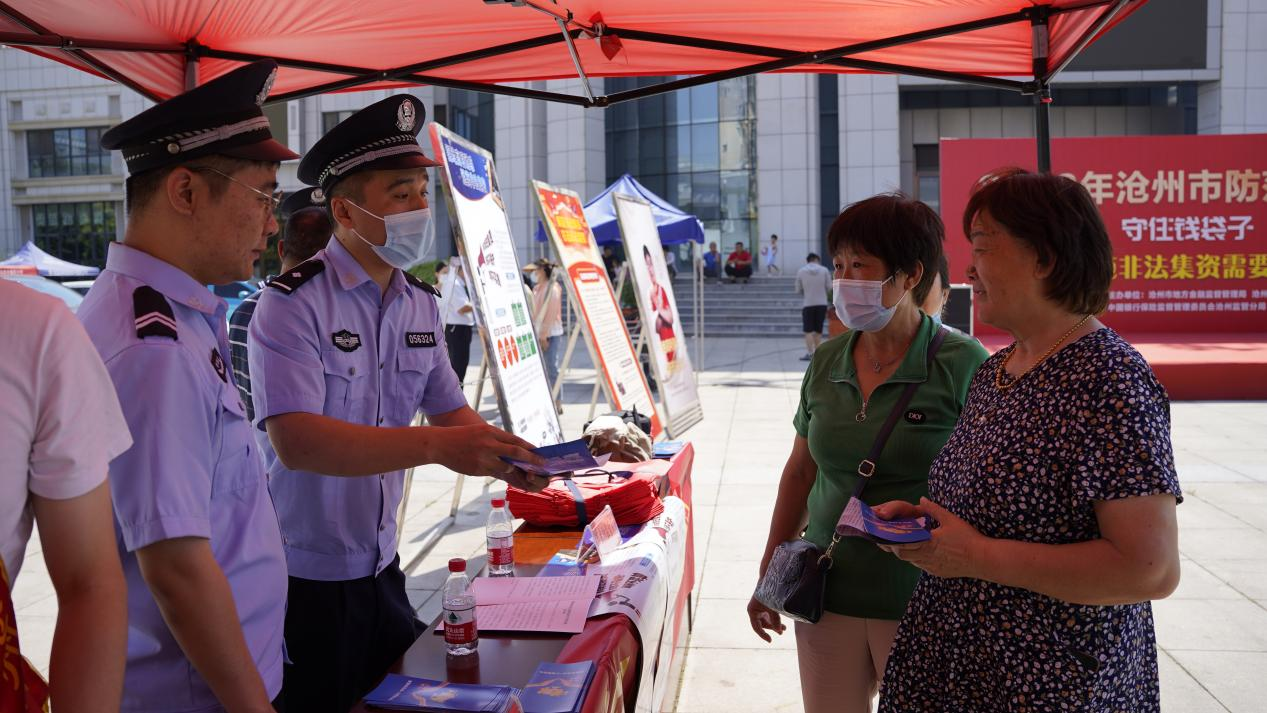 為群眾介紹非法集資危害。 徐彩雲攝