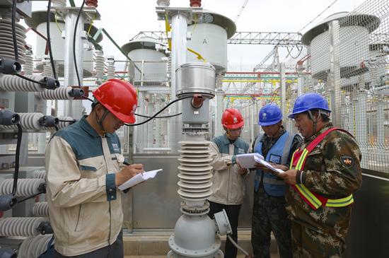 冶陶500千伏变电站扩建工程投运前进行最后复验检查。米晗摄