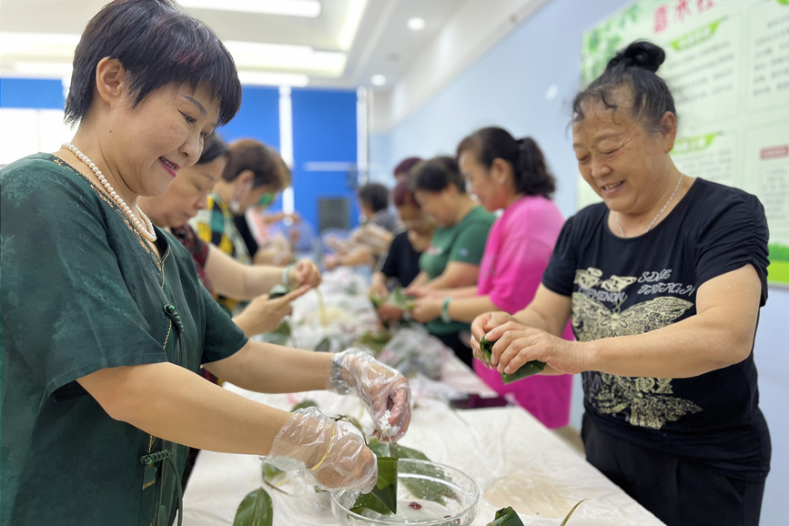 保定高新區嘉禾社區居民包粽子。 趙琳英攝