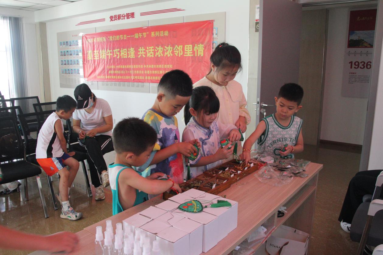 孩子們將中藥放入香囊制作香囊包。 肖子惠攝