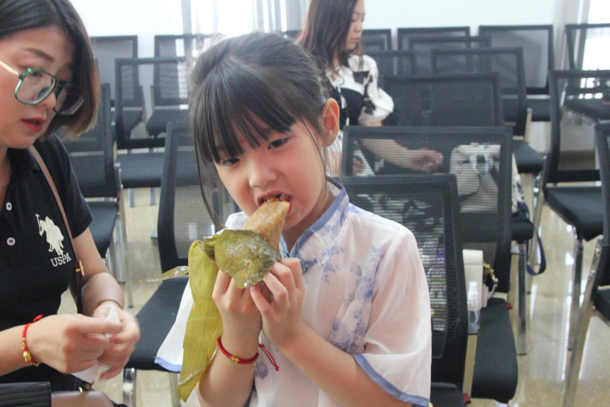 孩子們品嘗粽子，感受幸福生活。 肖子惠攝