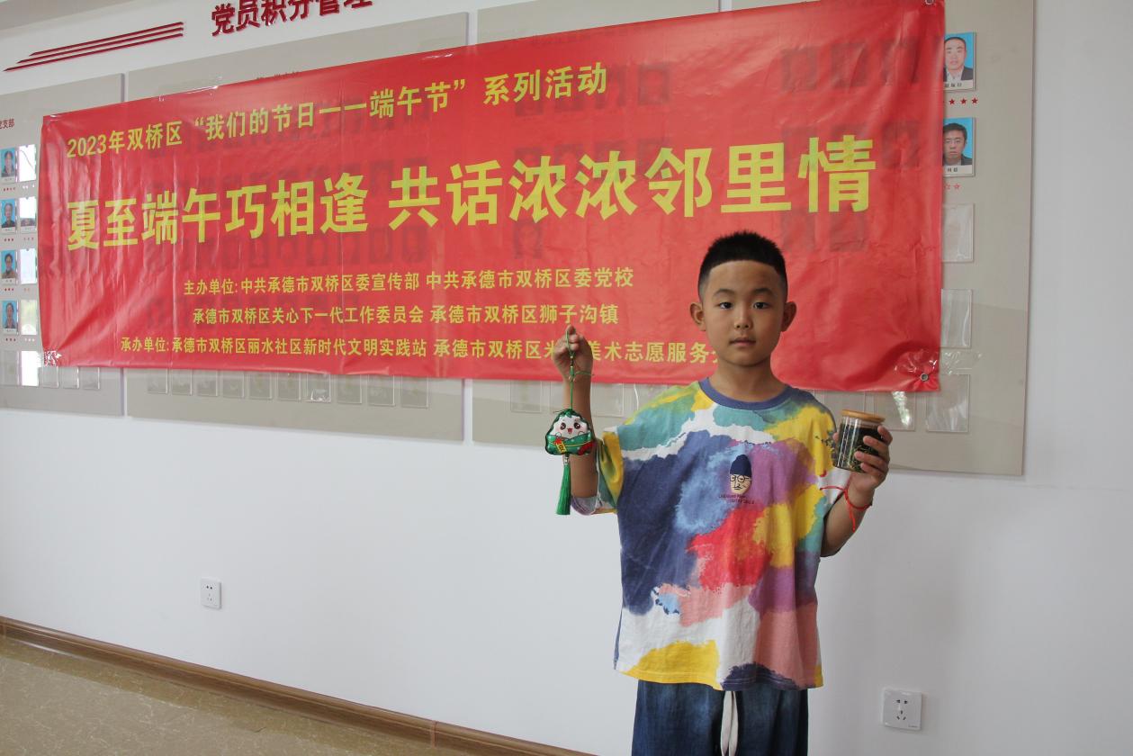 小朋友展示做好的香囊包和驱蚊水。 肖子惠摄