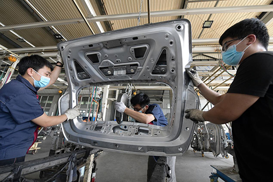 文安県経済開発区の自動車部品企業では、労働者が自動車部品を加工している。高丹玉撮影