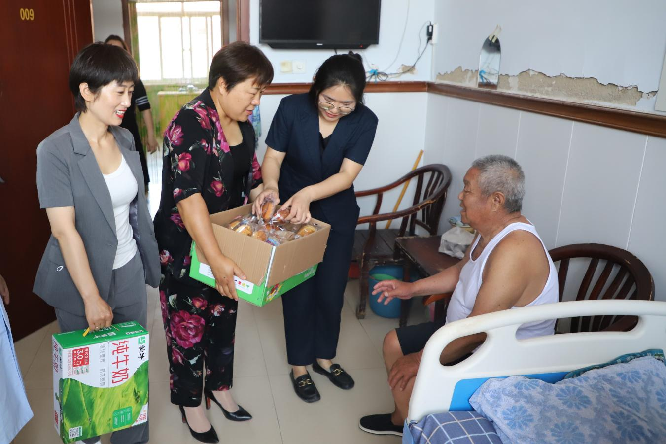愛心志願者為老人送去蛋糕和生活必需品。 馬天龍攝
