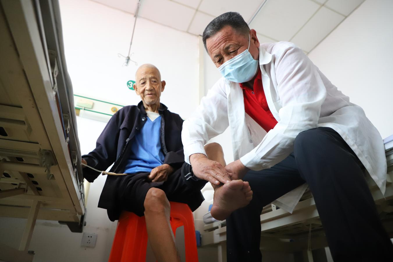 助老護工為行動不便老人洗腳。 馬天龍攝