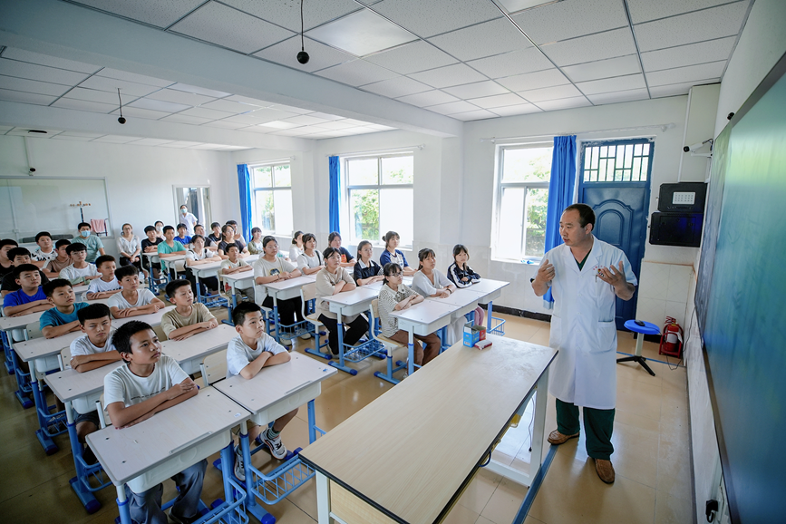 唐山市豐南區東田庄鄉衛生院醫生向小學生普及防溺水安全知識。 李福政攝