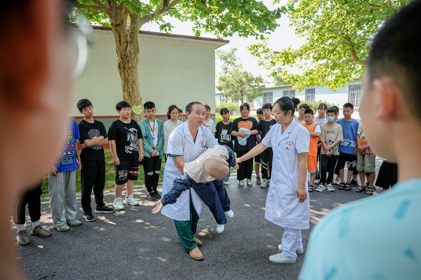 唐山市豐南區東田庄鄉衛生院醫生向小學生普及防溺水急救方法。李福政攝
