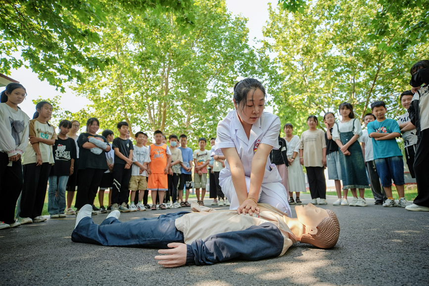 唐山市豐南區東田庄鄉衛生院醫生向小學生普及防溺水急救方法。李福政攝