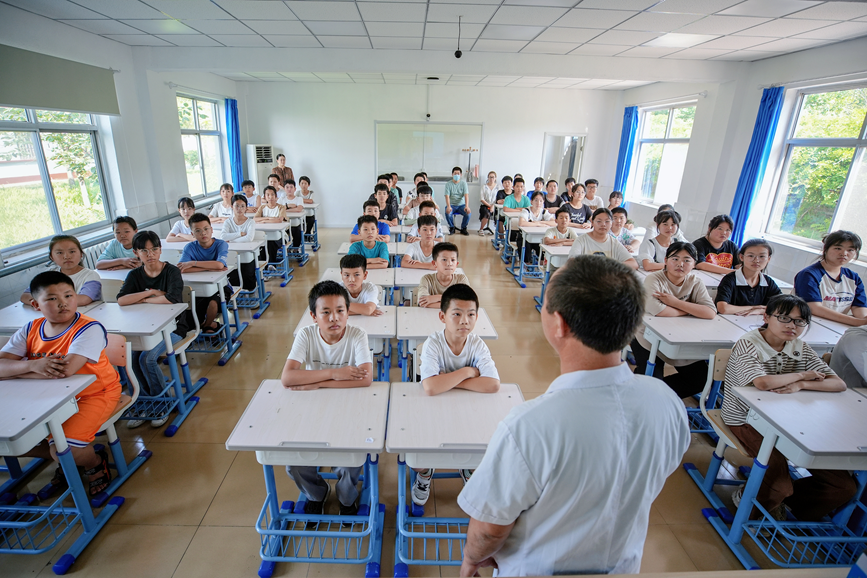唐山市豐南區東田庄鄉衛生院醫生向小學生普及防溺水安全知識。 李福政攝