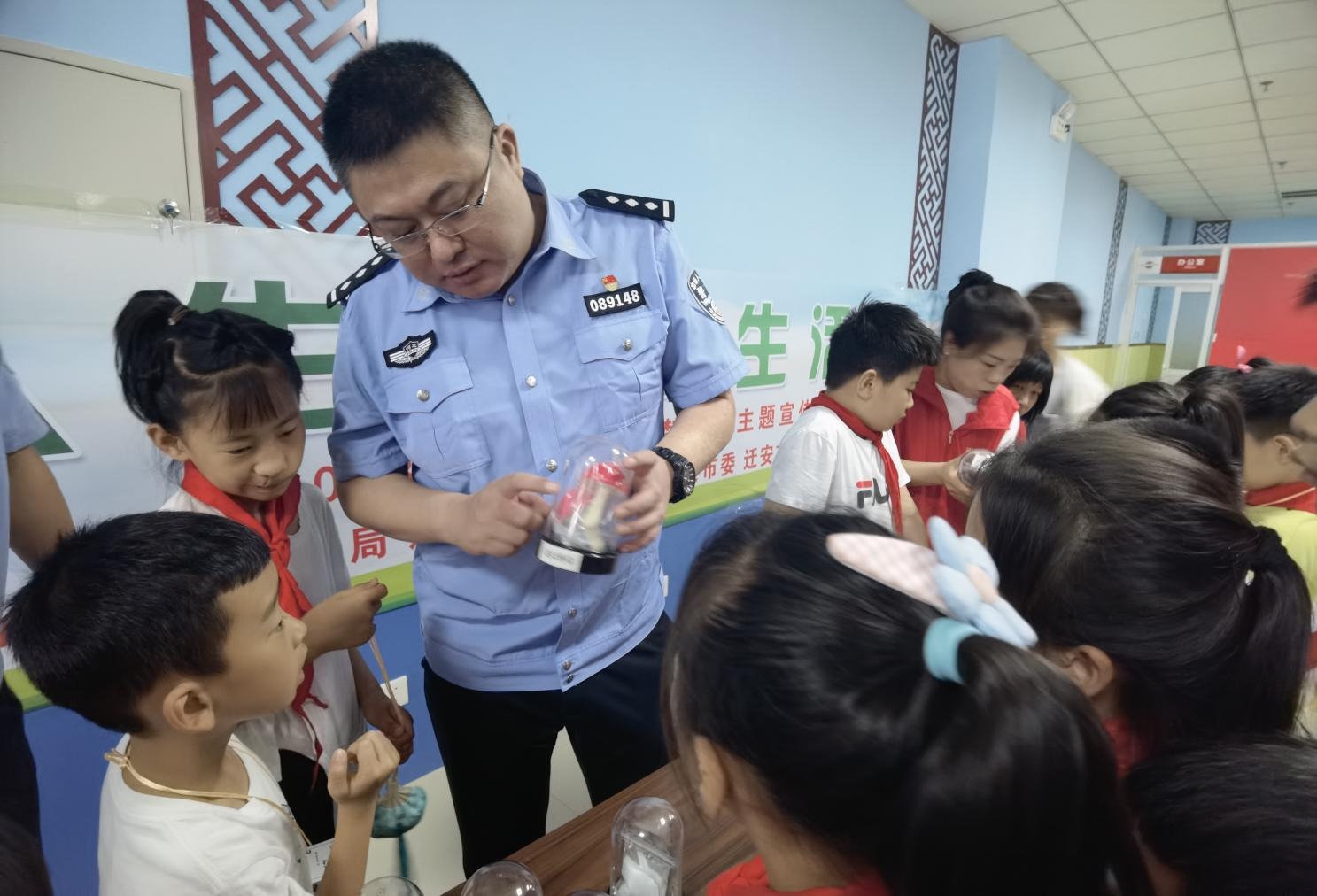 禁毒民警拿着毒品模拟样品为学生讲解禁毒知识。 商立超摄