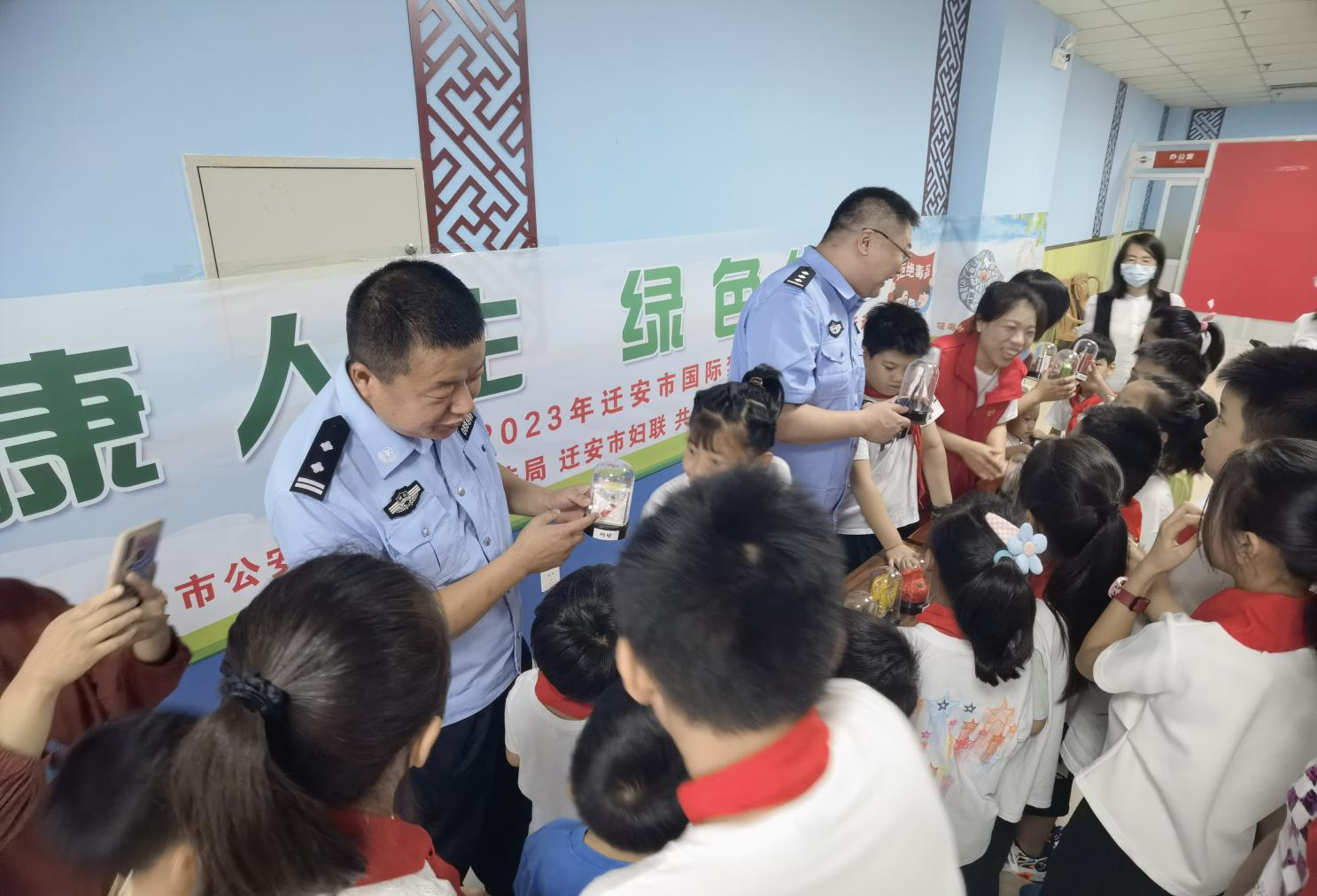 禁毒民警拿着毒品模拟样品为学生讲解禁毒知识。 商立超摄